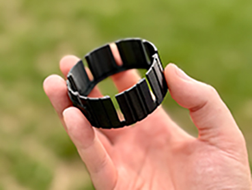 Deckelkumpel in der Hand gehalten